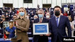Darija Navaljna, ćerka Alekseja Navaljnog, predsjednik Evropskog parlamenta David Sasoli i Leonid Volkov, šef štaba Navaljnog za predsjedničke izbore 2018, tokom uručenja nagrade Saharov ruskom opozicionom lideru, Strazbur, Francuska, 15. decembar 2021.