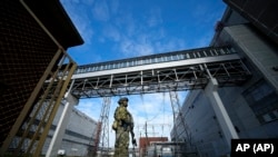 Ruski vojnik čuva područje nuklearne elektrane Zaporožje na teritoriji pod vojnom kontrolom Moskve na jugoistoku Ukrajine. 