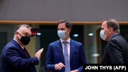 Orbán Viktor beszél Alexander De Croo belga és Stefan Lofven svéd miniszterelnökhöz Brüsszelben, 2021. május 25-én. 