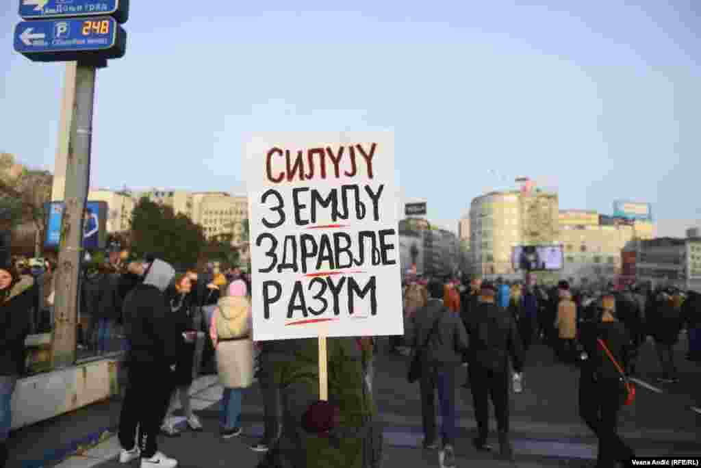 Protesta në Beograd më 4 dhjetor 2021. Protestuesit thonë se dryshimet e fundit ligjore në Ligjin për Shpronësim dhe Ligjin për Referendum do të hapin rrugën për kompanitë e huaja për të anashkaluar pakënaqësitë e qytetarëve për projektet, që sipas tyre do të jenë në dëm të mjedisit. 