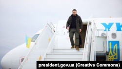 Зеленського в аеропорту зустріли ірландський прем’єр-міністр Саймон Гарріс та посол України в Ірландії Лариса Герасько. Фото архівне
