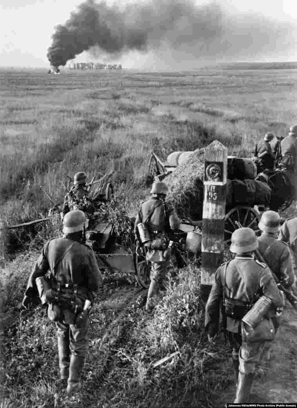 Trupele naziste trec de un post de frontieră sovietic în regiunea Lvov în iunie 1941. Când Germania nazistă a lansat operațiunea Barbarossa, trecând granițele de vest ale U.R.S.S., Ucraina sovietică a suportat cea mai mare parte a atacului. Milioane de civili ucraineni au fost uciși în invazia și ocupația nazistă ulterioară și sute de mii de evrei care trăiau în Ucraina sovietică au fost capturați și trimiși la exterminare.