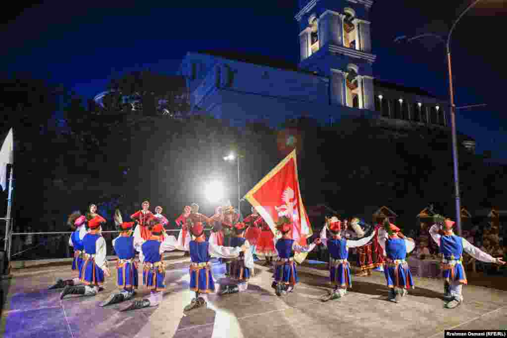 Këtë vit, përveç tre çmimeve kryesore do të ndahet edhe çmimi i katërt, për paraqitjen më të mirë kulturore gjatë parakalimit, thanë për Radion Evropa e Lirë organizatorët e festivalit. 