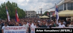 Qytetarët serbë të mbledhur në Graçanicë.