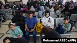 Mii de străini și palestinieni cu dublă cetățenie așteaptă la punctul de trecere a frontierei Rafah, în sudul Fâșiei Gaza, la 7 noiembrie 2023,