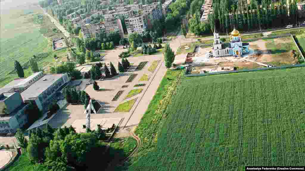 A Szent Mária Magdolna-templom 2007 júniusában, amikor még építés alatt állt. Avgyijivka 2022 elején mintegy harmincegyezer embernek adott otthont, annak ellenére, hogy az oroszok által támogatott szakadárok és az ukrán csapatok közötti – a teljes körű orosz inváziót megelőző –, évekig tartó konfliktus közelében volt