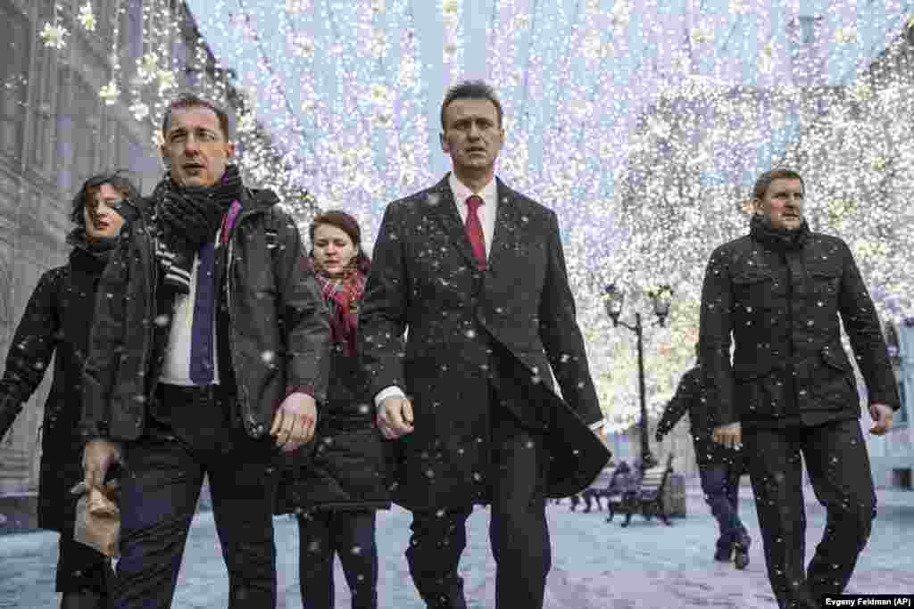 Навални оди на состанок во Централната изборна комисија во Москва, 25 декември 2017 година. Тој беше дисквалификуван од трката по кривичната пресуда. Овој потег нашироко се смета за политички мотивиран.