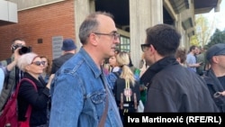 Novinar i profesor Dinko Gruhonjić na protestu ispred Filozofskog fakulteta u Novom Sadu, 29. marta 2024.
