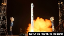 Fotgrafija za koju Severna Koreja navodi da prikazuje lansiranje rakete sa vojnim izviđačkim satelitom