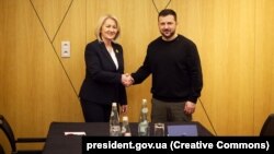 Президент України Володимир Зеленський і голова Ради міністрів Боснії і Герцеговини Боряна Крішто. Тирана, Албанія, 28 лютого 2024 року