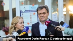 Premierul Dorin Recean, alături de soția sa, la secția de votare din orașul Codru, mun. Chișinău