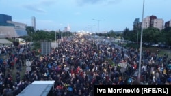 Протестиращи в Белград, Сърбия, 12 май
