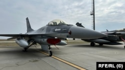 Румыниядагы Фетешти авиабазасында токтоп турган F-16 бомбалоочу учагы. 