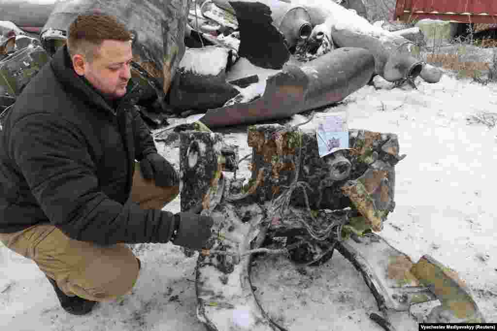 Dmitro Ciubenko, de la procuratura din Harkiv, examinează un fragment de rachetă balistică despre care Ucraina crede că a fost fabricată în Coreea de Nord, furnizată Rusiei și lansată împotriva Ucrainei.&nbsp; La 5 ianuarie, consilierul prezidențial ucrainean Mihailo Podoliak a confirmat declarația SUA că Rusia a lovit Ucraina cu rachete nord-coreene pentru prima dată de la invazia din februarie 2022.&nbsp; Rusia &bdquo;atacă Ucraina cu rachete provenind dintr-un stat unde cetățenii sunt torturați în lagăre de concentrare pentru că au radiou neînregistrat, pentru că vorbesc cu turiștii sau se uită la televizor&rdquo;, a scris Podoliak pe rețeaua X. (Vyacheslav Madiyevskyy, Reuters) &nbsp;