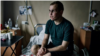 Fără picioare și fără vedere, un soldat ucrainean depune efort să meargă și să vadă din nou