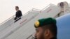 Američki državni tajnik Antony Blinken iskrcava se iz aviona po dolasku u Rijad, Saudijska Arabija, 5. februara 2024.