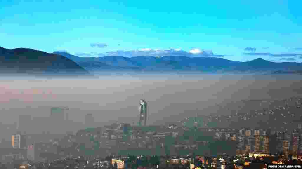 Smog obavija grad Sarajevo. Sa indeksom kvaliteta zraka od 191, koji je označen kao "nezdrav", bosanska prijestolnica je među najzagađenijim gradovima na svijetu.