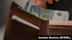 Kartëmonedhë prej 100 dinarësh serbë. Fotografi ilustruese nga arkivi.