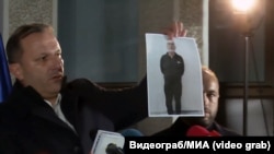 Ministar spoljnih poslova Severne Makedonije na konferenciji za novinare pokazuju sliku uhapšenog Ljupča Palevskog, osumnjičenog za ubistvo 14-godišnje Vanje Đorčevske i penzionera iz Velesa Panča Žežovskog