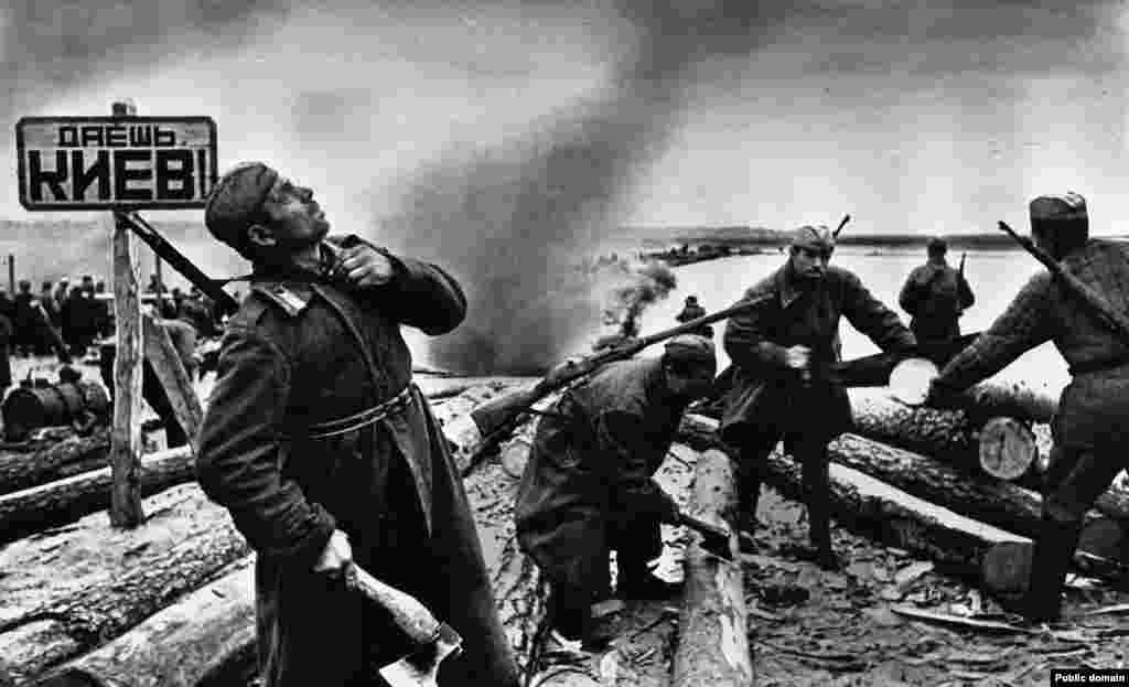 Ushtarët sovjetikë duke u përgatitur të kalojnë lumin Dnjepër në vitin 1943. Tabela në të majtë thotë: "Për në Kiev!" Pas humbjes së Ushtrisë së Kuqe të forcave të udhëhequra nga gjermanët në Stalingrad, vala e përparimit nazist në të gjithë Bashkimin Sovjetik u kthye. Luftimet u kthyen përsëri në territorin e Ukrainës së sotme, ndërsa Ushtria e Kuqe Sovjetike u shty drejt perëndimit.