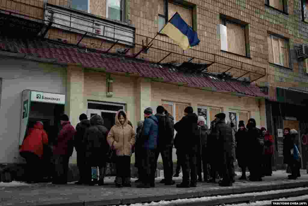 Оскільки в місцевих магазинах приймають лише готівку, люди стоять в черзі до одного з двох працюючих банкоматів. Один із тих, хто чекає, – 47-річний митник Олександр Тимошенко. Він каже, що не переживає через можливий наступ Росії. «Я розмовляв із військовими, і вони сказали: «Не переживайте про це. Ситуація під контролем», – каже він