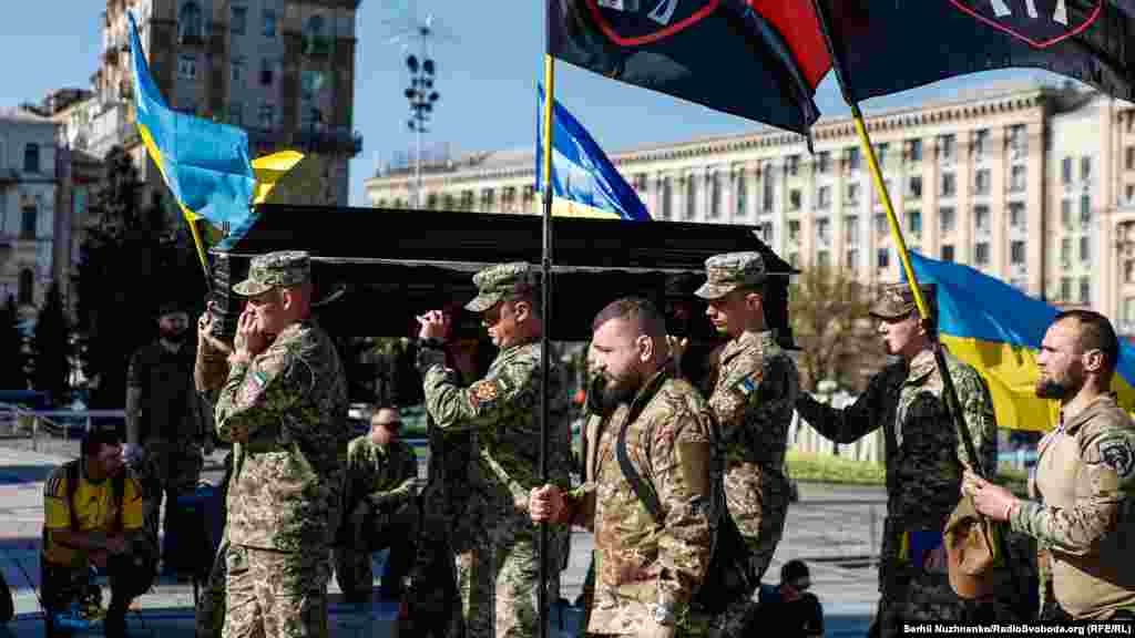 8 апреля на Майдане Незалежности в Киеве прошла панихида по двум украинским военнослужащим, Сергею Коновалу и Тарасу Петришину. Лучшие друзья служили в одном подразделении и погибли в бою недалеко от города Часов Яр на востоке страны. Их похоронили 10 апреля, за день до того, как парламент Украины одобрил новый закон о мобилизации