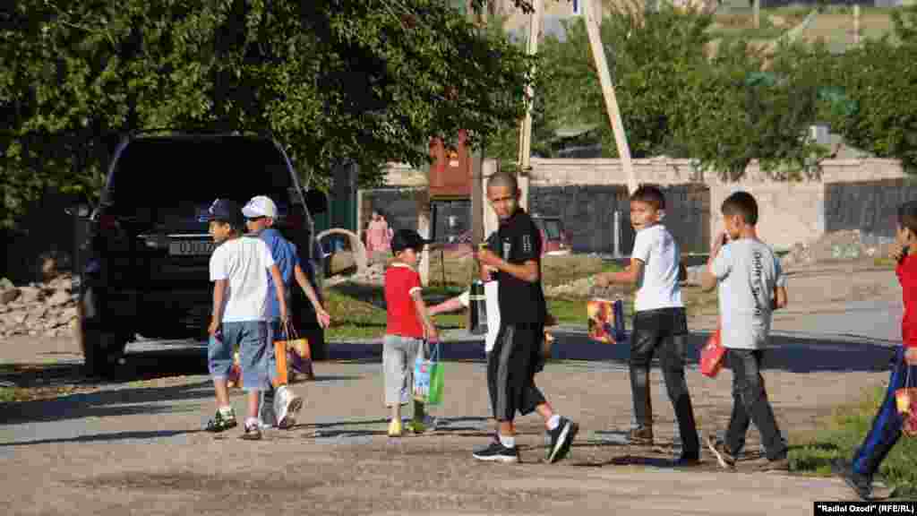 "Идгардак" - праздничные детские гуляния в Иди Рамазан, Куляб, 21 апреля 2023 года