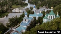 Lavra Sviatohirsk, unul dintre principalele centre spirituale ortodoxe din Ucraina, este situată pe malul râului Siverski Doneț