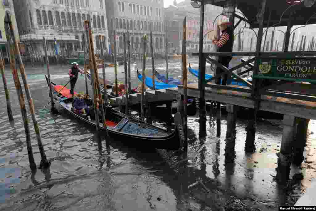 Problemet në Venecia janë shkaktuar nga një sërë faktorësh, si mungesa e shiut, një sistem me presion të lartë, një hënë e plotë dhe rrymat detare, shkruan Reuters.