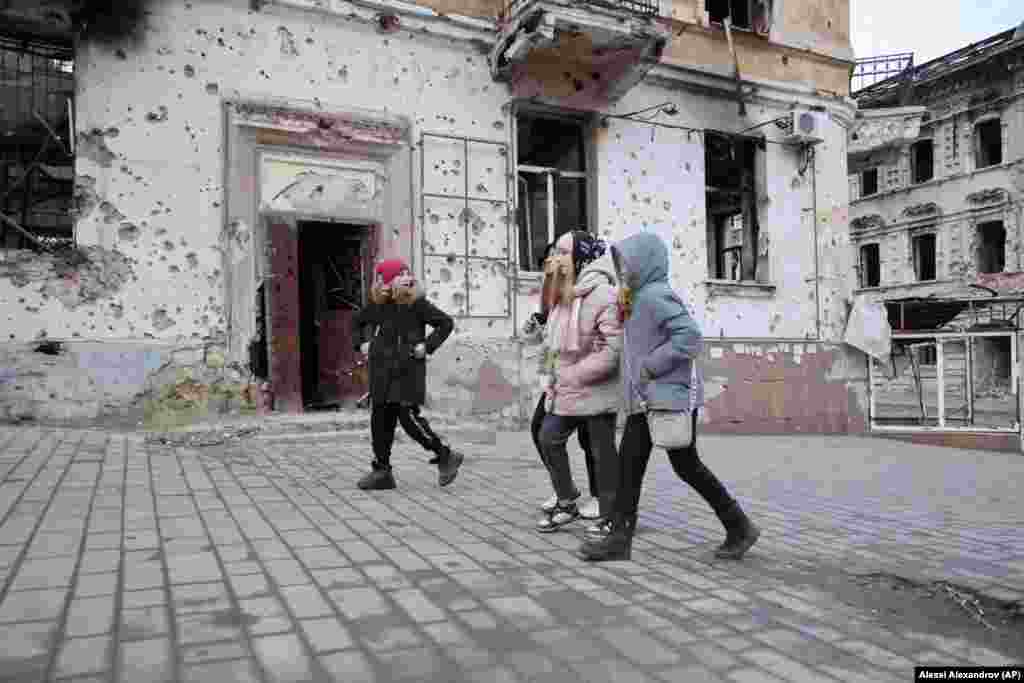 Pamje nga Mariupoli më 25 shkurt, 2023. Mijëra civilë u vranë gjatë rrethimit rus. Rusia pretendon se 3.000 civilë u vranë, ndërsa Kievi pretendon se ishin mbi 25.000 viktima.