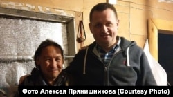 Алексей Прянишников и шаман Александр Габышев (слева)