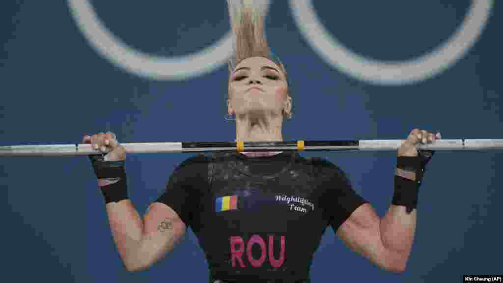 Michaela Valentina Cambei din România, în timpul concursului feminin de haltere, pe 7 august. Cambei a câștigat medalia de argint.