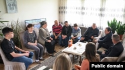 Kryeministri i Kosovës, Albin Kurti për vizitë te familjarët e njërit prej policëve të arrestuar në Serbi. Autoritetet e Kosovës e konsiderojnë aktin si rrëmbim.