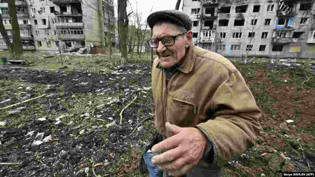 Гроздов &ndash; один із тих, хто вирішив залишитися. Журналісти AFP вперше зустрілися із ним 4 квітня (на фото). Вони знайшли його на дні вирви. Через поганий зір чоловік упав, коли збирав їжу, яка висипалася з сумки, і не зміг вибратися із глибокої ями.&nbsp; &nbsp;