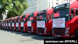 Тоолуу Карабакка алып барчу гуманитардык жардам жүктөлгөн жүк ташуучу машинелер. 26-июль, 2023-жыл. 