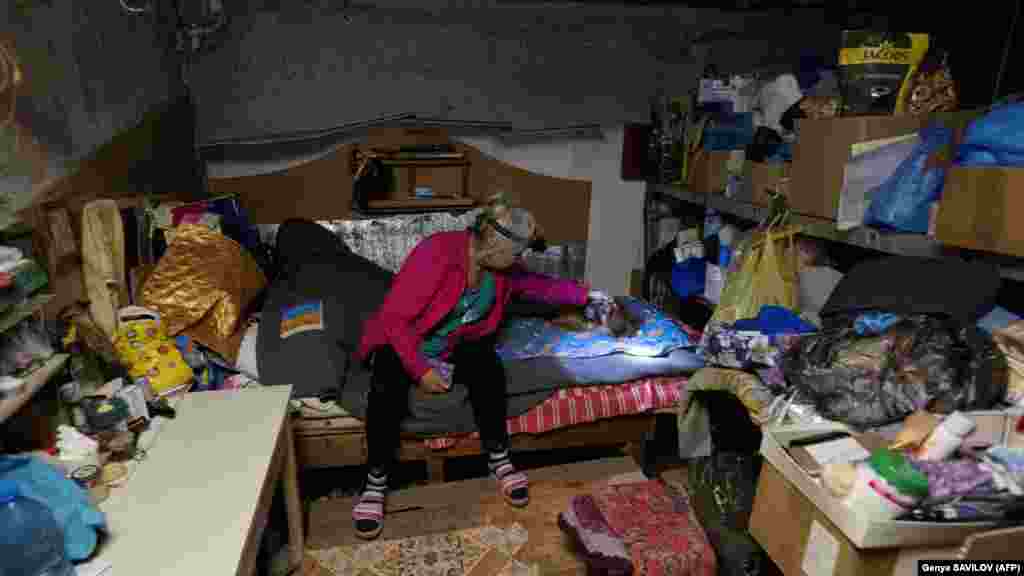 Окрім подружжя, у підвалі ще живе собачка, які ділить з ними важкі дні під обстрілами без світла і тепла.&nbsp;