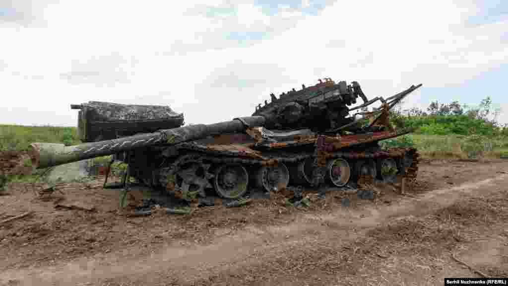 Egy megsemmisült orosz tank Novodarivka falu közelében