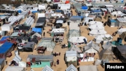 Palestinieni strămutați se adăpostesc într-o tabără de corturi în Rafah, în sudul Fâșiei Gaza, 14 februarie 2024.