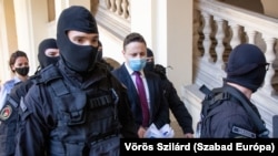 Schadl Györgyöt kísérik a tárgyalásra a Fővárosi Törvényszéken 2023. május 2-án