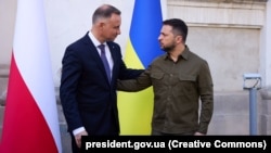 Ілюстраційне фото. Президент України Володимир Зеленський (праворуч) і президент Польщі Анджей Дуда під час вшанування жертв Волинської трагедії. Луцьк, 9 липня 2023 року