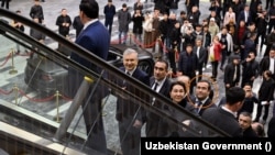 Ultimo Group kompaniýasynyň esaslandyryjylarynyň biri Dilýor Kaýumow (halka bilen bellenen) prezident Şawkat Mirziýoýewiň Tashkent City Mall söwda merkezine saparynyň çäginde, 2024-nji ýylyň 5-nji marty.