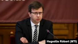 Bóka János európai uniós ügyekért felelős miniszter beszédet mond a Kárpát-medencei Magyar Képviselők Fórumának plenáris ülésén az Országház Vadásztermében 2024. június 13-án