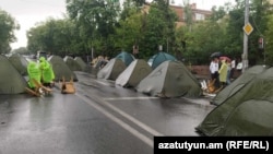 Pristalice arhiepiskopa Bagrata Galstaniana blokirale su saobraćaj ispred parlamenta u Jerevanu 10. juna 2024.