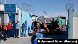 Kamionët me ndihma palestineze arrijnë në depot e OKB-së në qendër të Rripit të Gazës, 21 tetor 2023. 