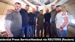 Украинанын президенти Владимир Зеленский "Азов" полкунун беш командирин Түркиядан Украинага алып келген. Украин президентинин кеңсеси тараткан сүрөт "Рейтерс" агенттигинен алынды. 8-июль, 2023-жыл.