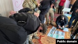 Кылмышка шектүүлөрдү кармоо учуру. Ысык-Көл. 12-февраль, 2024-жыл. УКМКнын сүрөтү