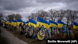 Українські прапори над могилами військових на Броварському кладовищі під Києвом, архівне фото