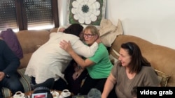 Rudele musulmanilor bosniaci uciși la Srebrenica se îmbrățișează după ce au văzut la televizor votul din Adunarea Generală ONU, joi, 23 mai.