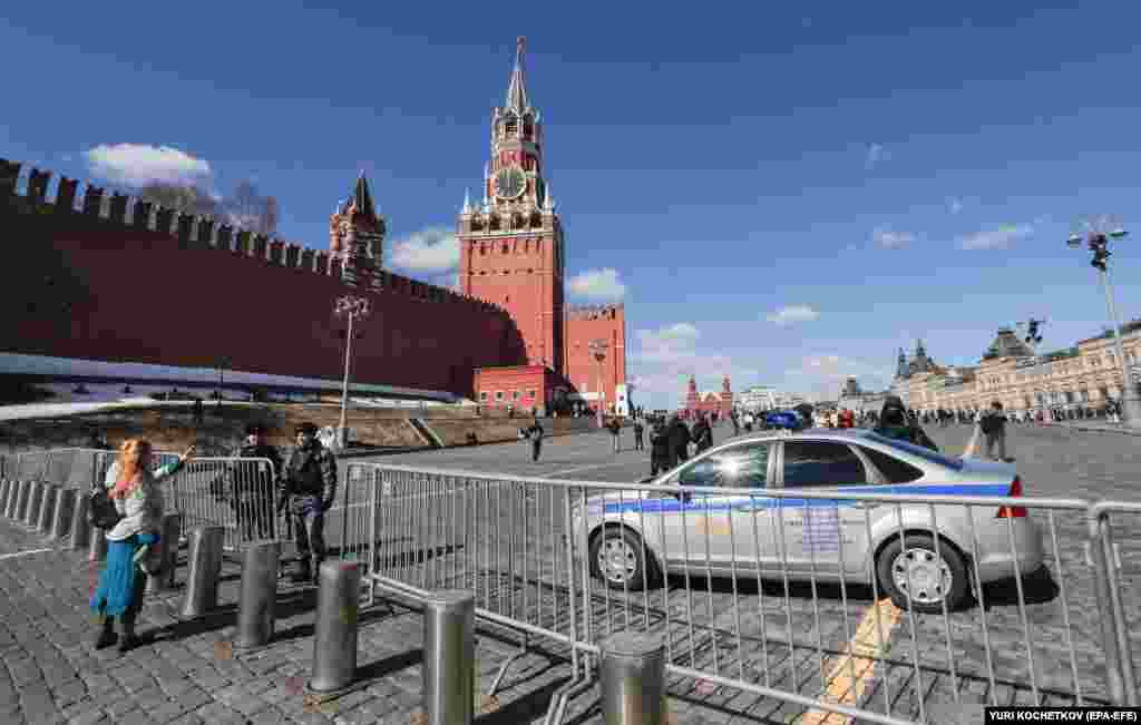 Полицейские у переносных заграждений на Красной площади 