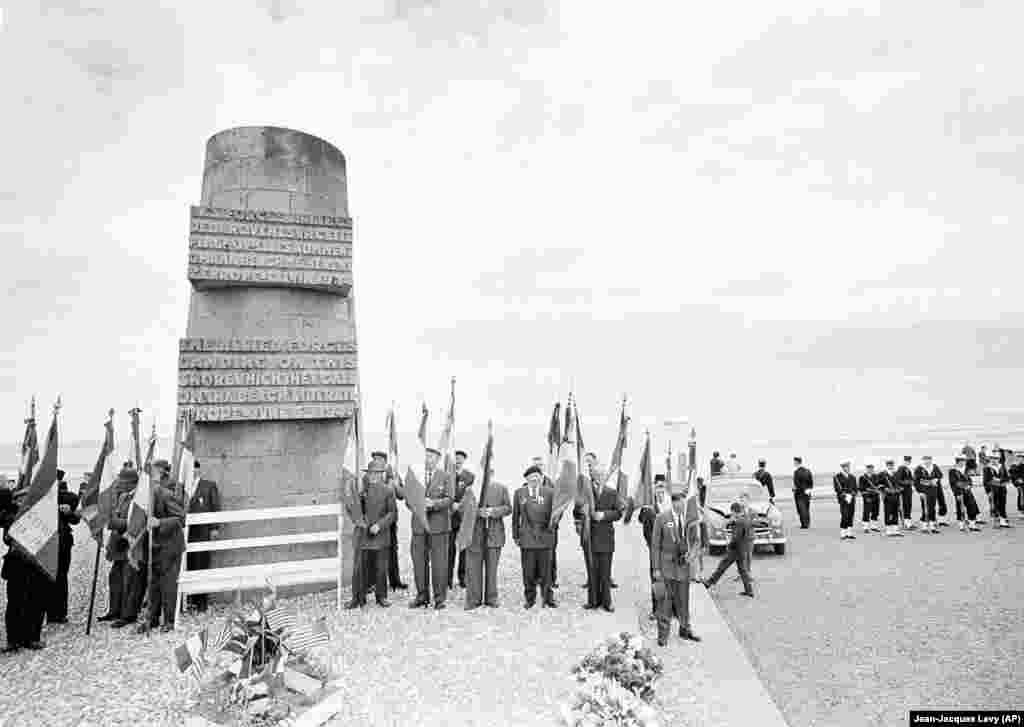 Дваесетгодишнината од истоварувањето на сојузниците на „Денот Д“ на 6 јуни 1964 година беше скромен настан во споредба со модерните комеморации. Многу од светските лидери сега ги гледаат настаните што го одбележуваат „Денот Д“ како клучни политички и дипломатски прилики, но 6 јуни не беше секогаш толку добро посетен и беа потребни неколку децении за датумот да стане ден на комеморација.